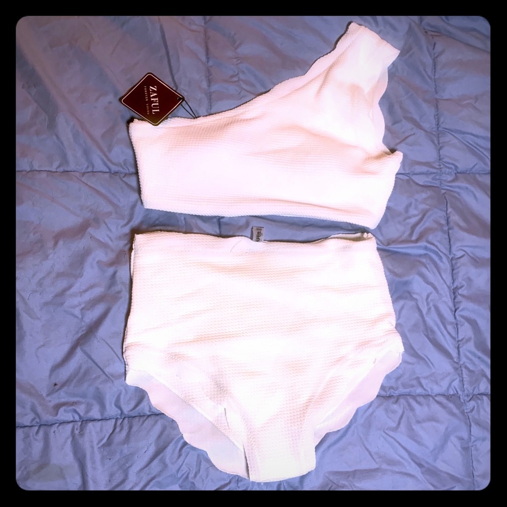 NWT!💥 Cute textured one shoulder strap bikini